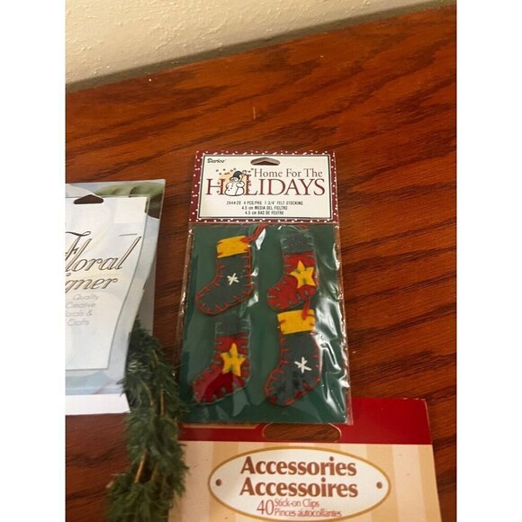 Vintage Christmas Village Accessories Bundle Lemax / Darice Clips, Wreath, 4 Set - Picture 3 of 5